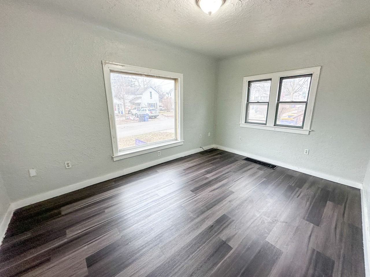 921 Fourth NW - Photo 4 of 15