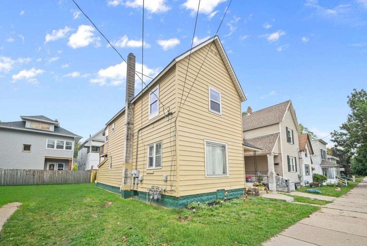 921 Fourth NW - Photo 7 of 15