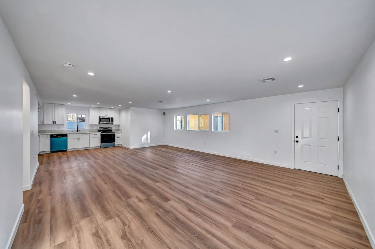 11845 Hamlin St North Hollywood, CA  91606 - Photo 3 of 19