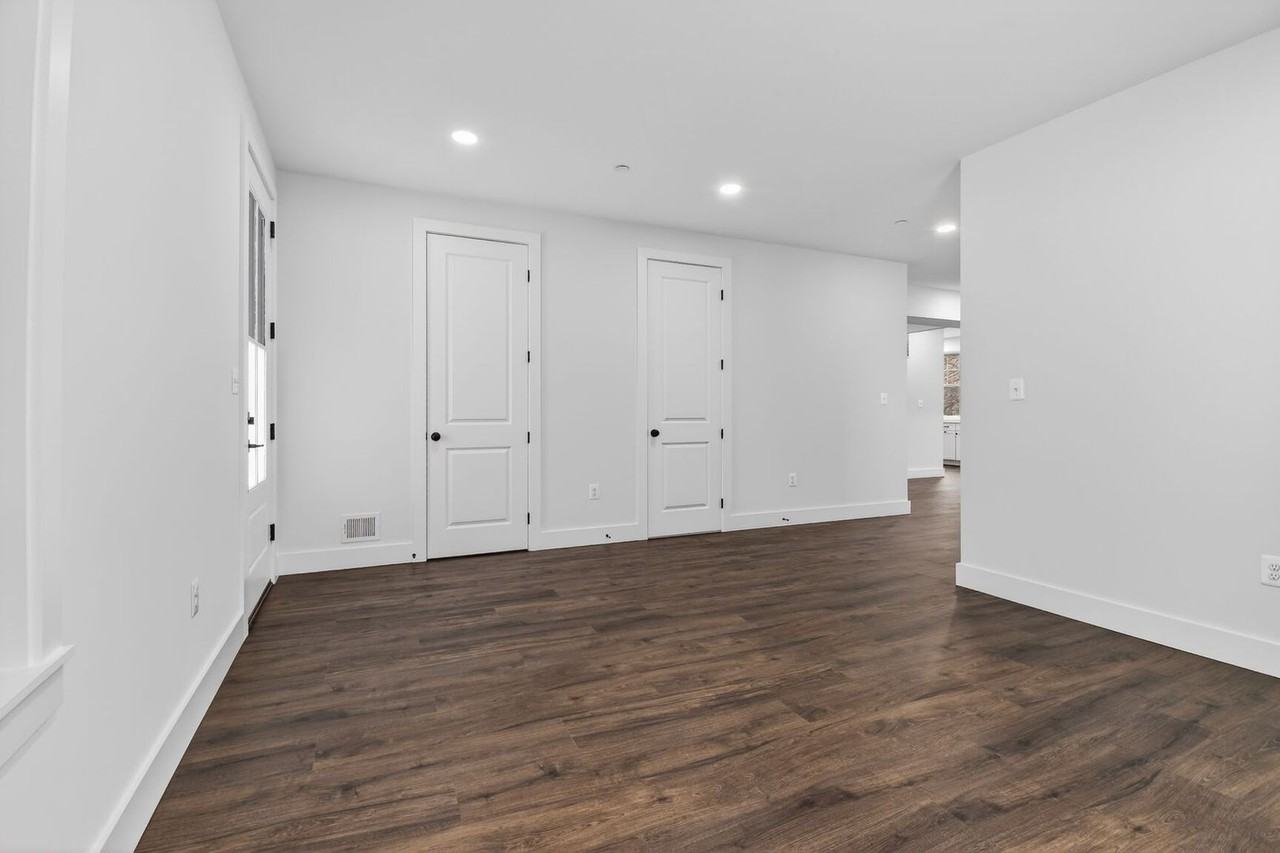 13102 Ideal Dr - Photo 4 of 48