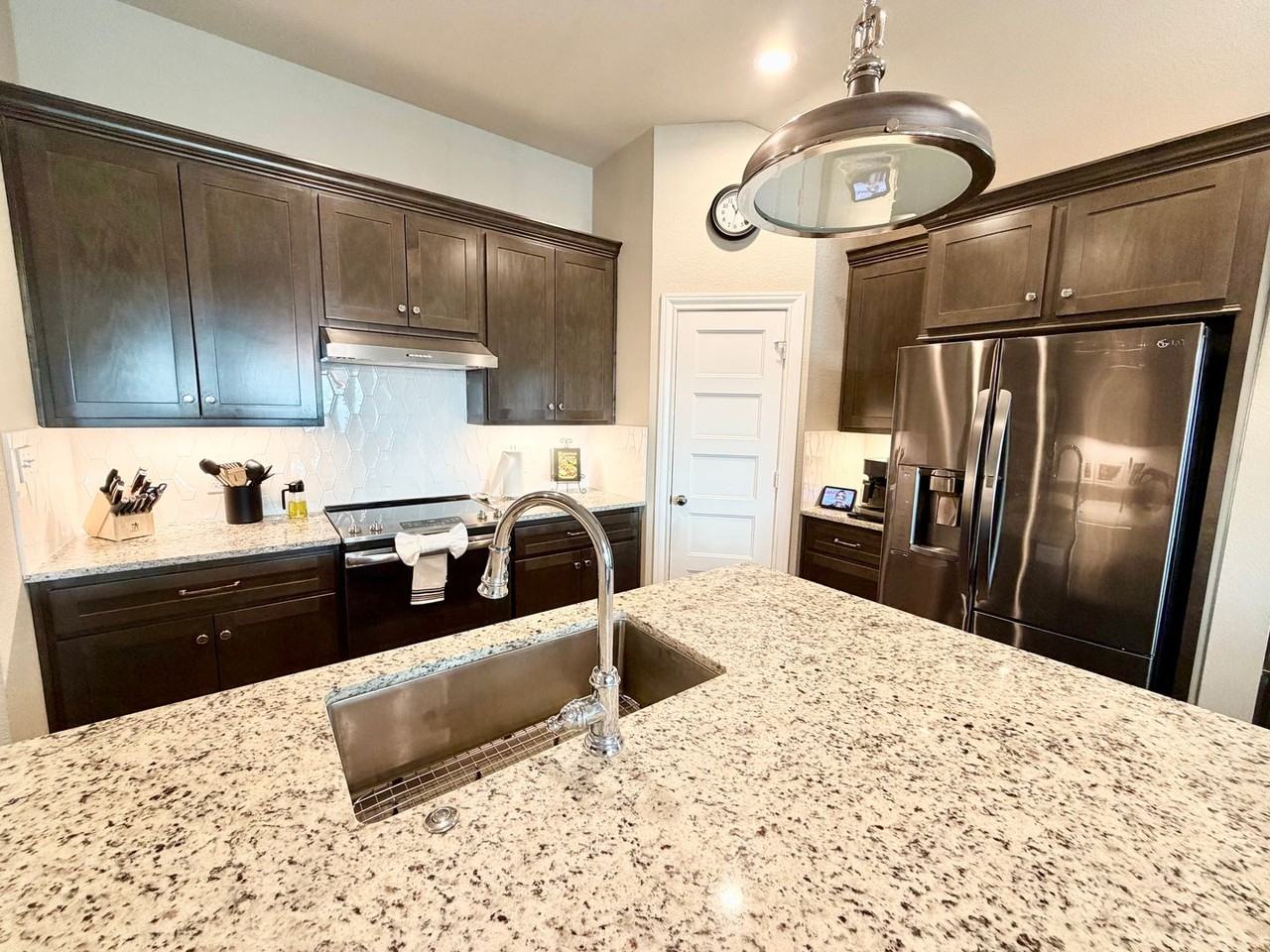 916 Cumberland St - Photo 2 of 28