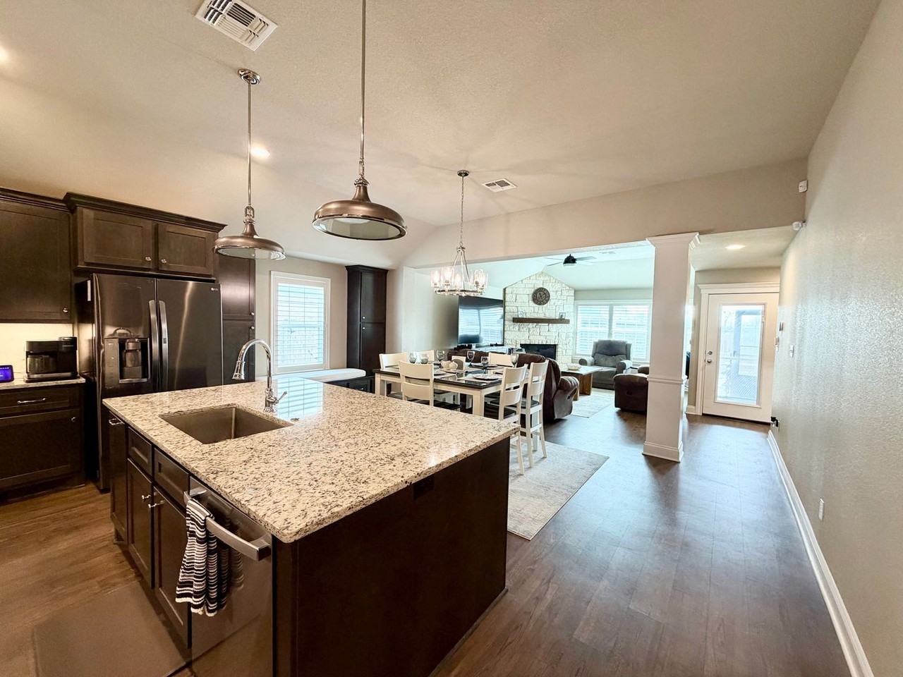 916 Cumberland St - Photo 3 of 28