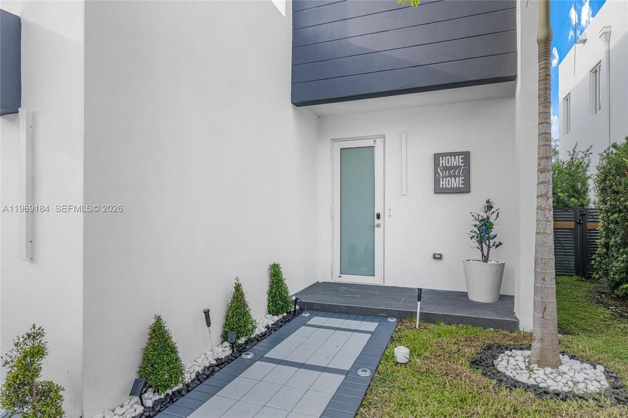 10373 Nw 68th Ter - Photo 3 of 50