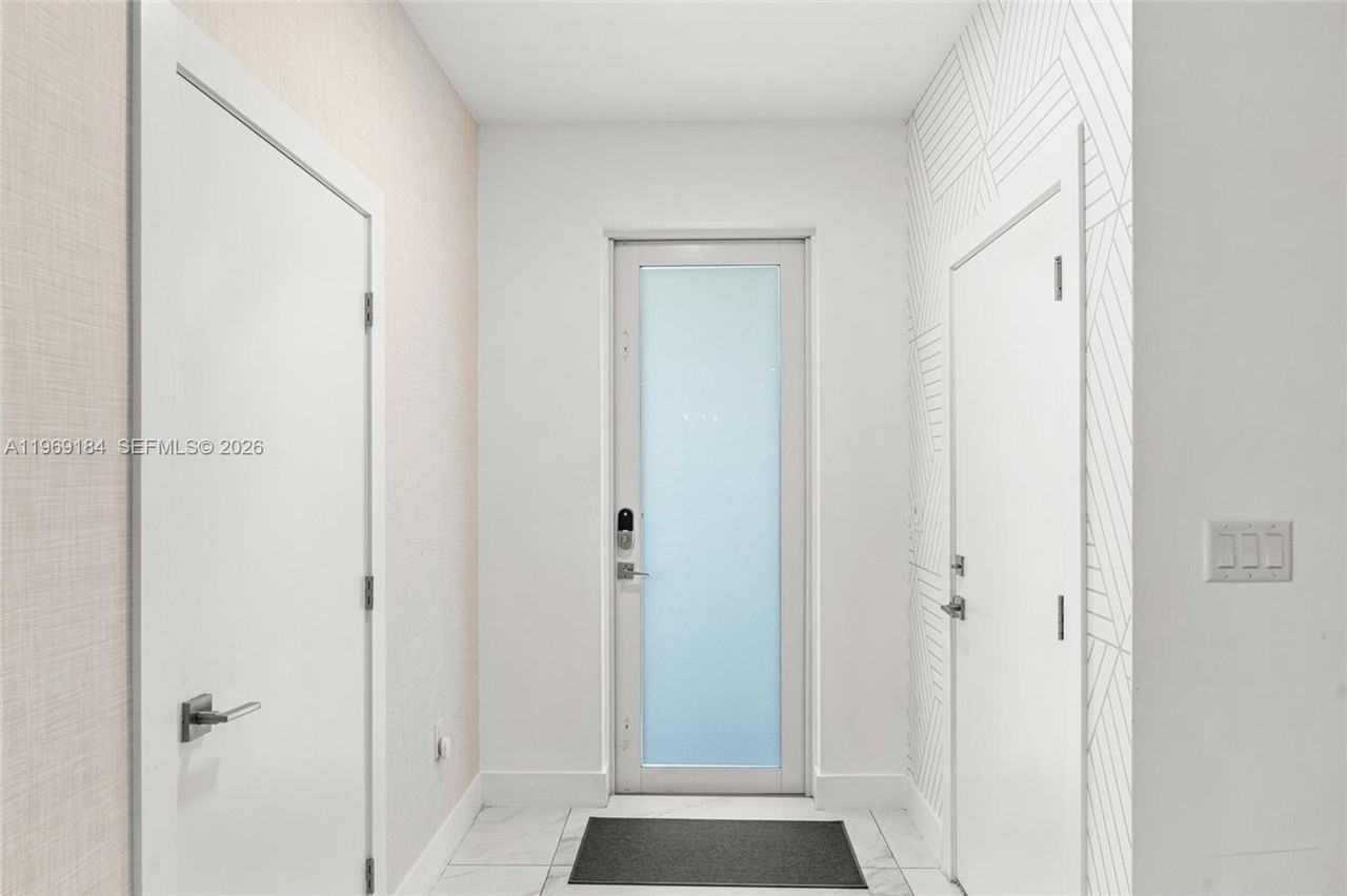 10373 Nw 68th Ter - Photo 5 of 50