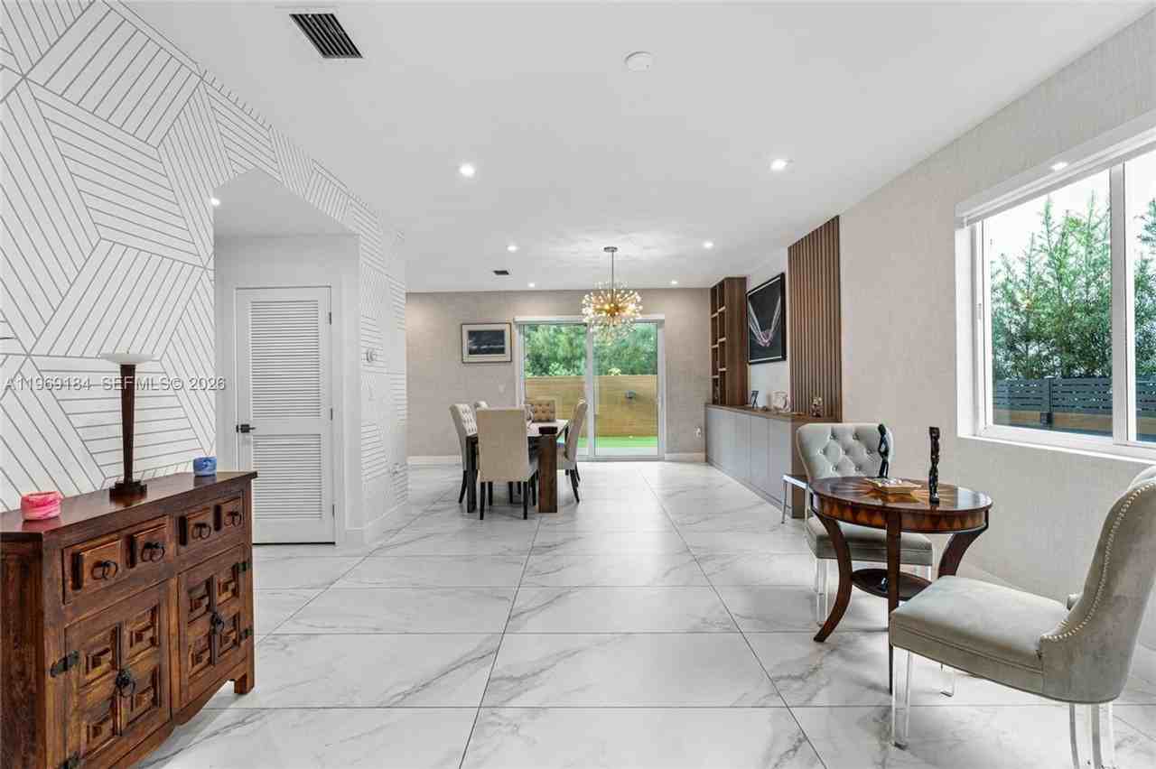 10373 Nw 68th Ter - Photo 7 of 50