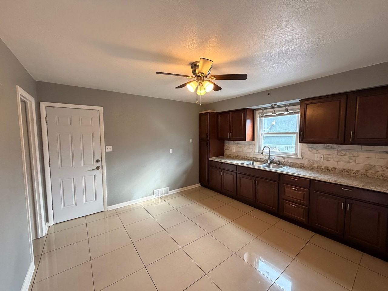 5824 N Teutonia Ave - Photo 2 of 9