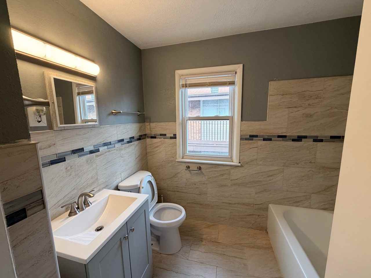 5824 N Teutonia Ave - Photo 3 of 9