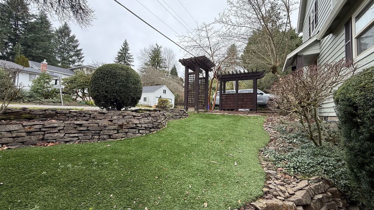 243 Sw Palatine Ct - Photo 3 of 28