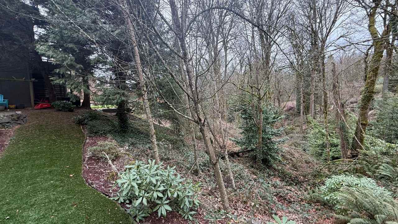 243 Sw Palatine Ct - Photo 4 of 28