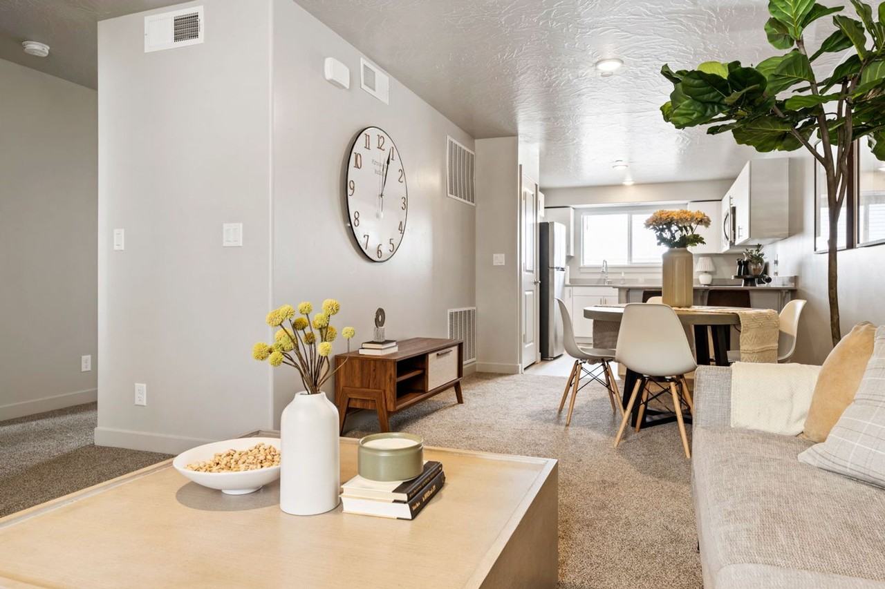 228 N Lone Rock Dr - Photo 5 of 18