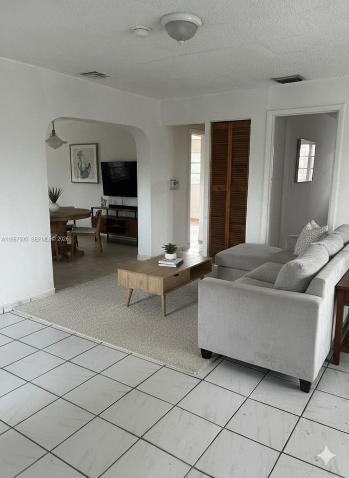 992 E 18th St - Photo 3 of 10