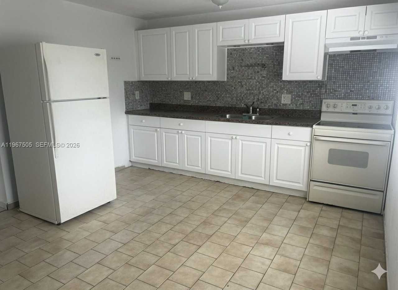 992 E 18th St - Photo 4 of 10