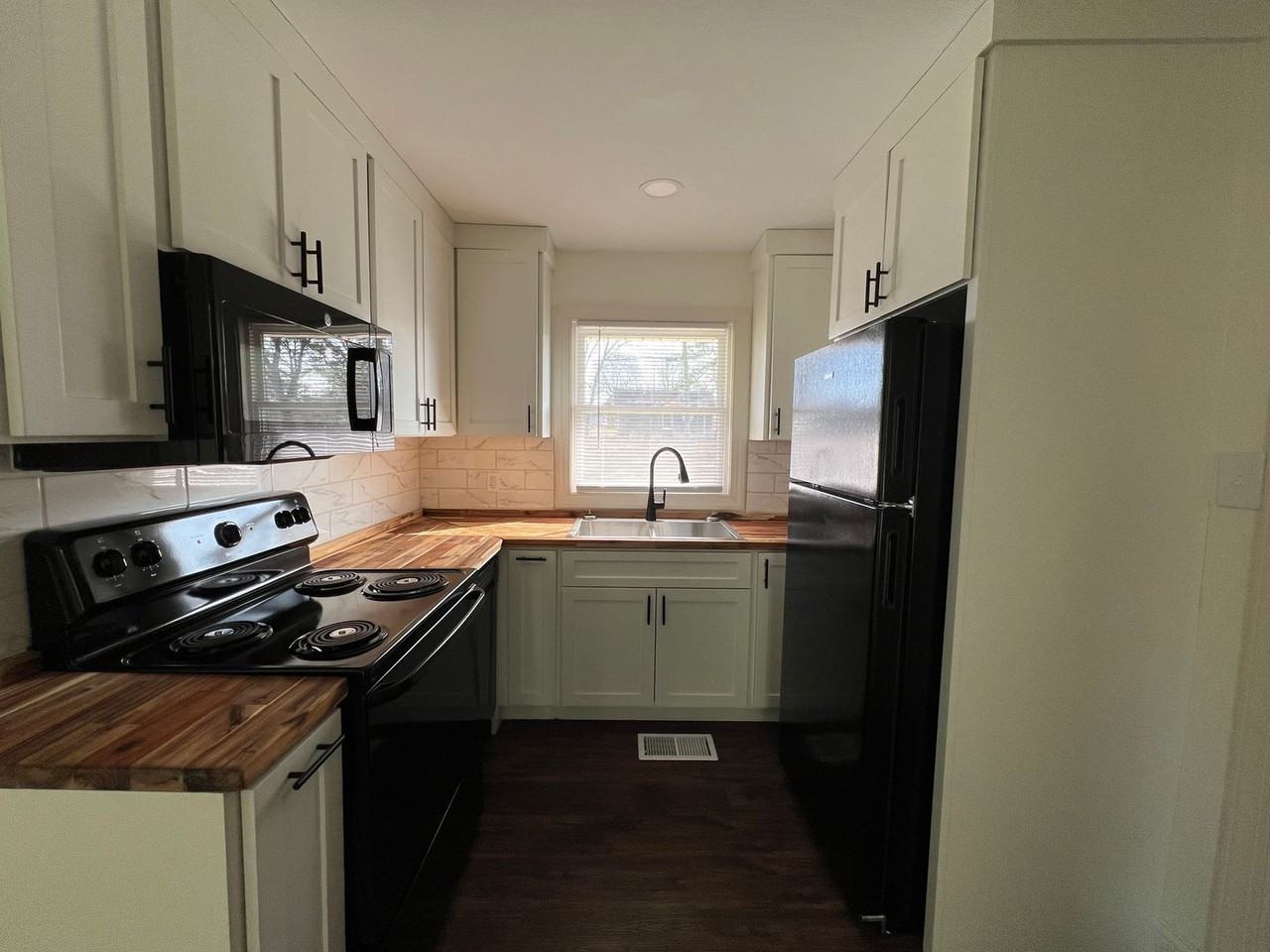 520 Marion Ave - Photo 3 of 7