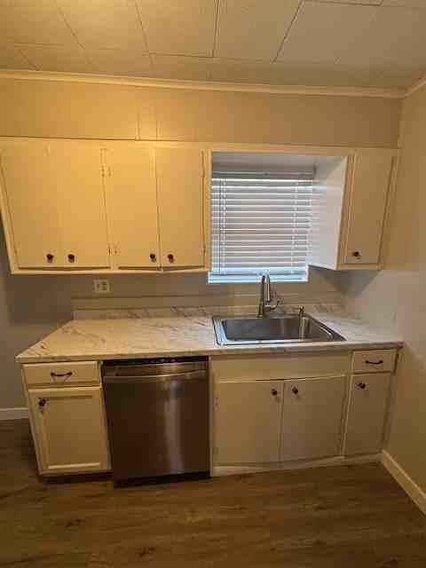 813 Montrose St - Photo 7 of 14