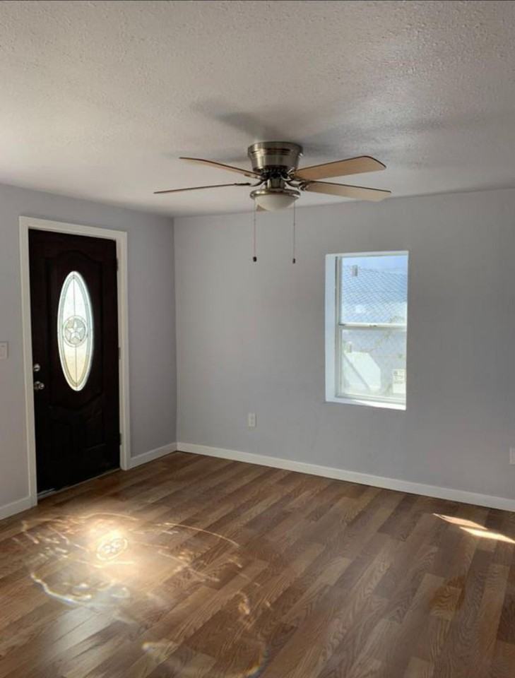 1507 E 16th St - Photo 4 of 16