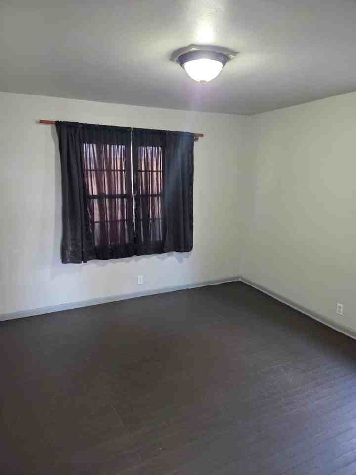 1427 E Broadway St - Photo 7 of 17