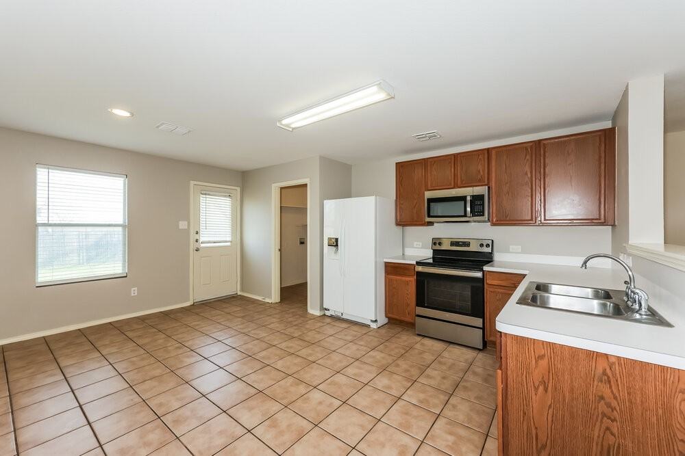 1017 Maidenhair Ln - Photo 6 of 16