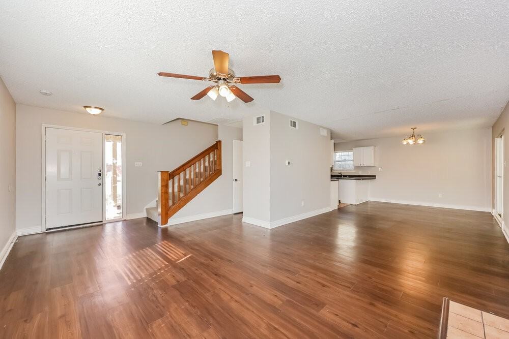 1521 Lincolnshire Way - Photo 4 of 17