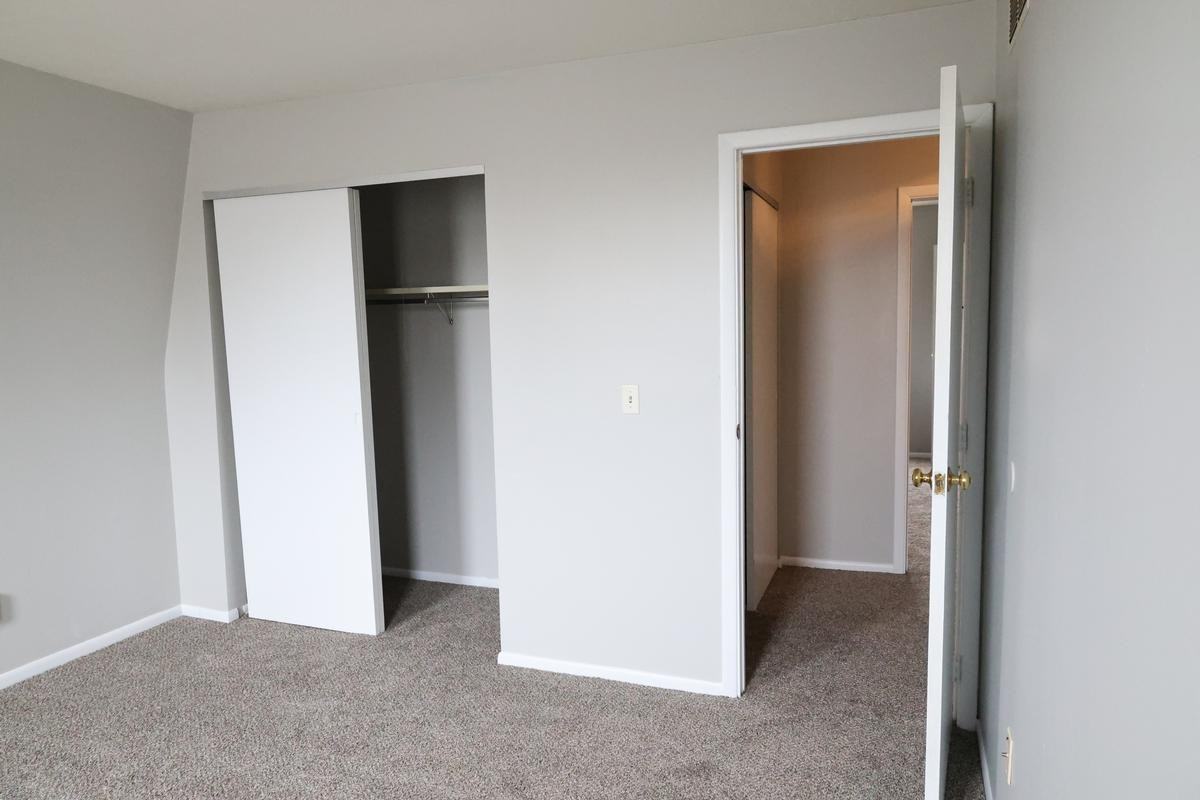 749 N Maple St - Photo 7 of 37