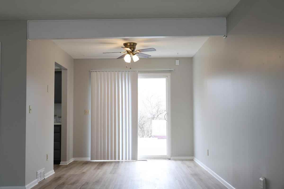749 N Maple St - Photo 7 of 37