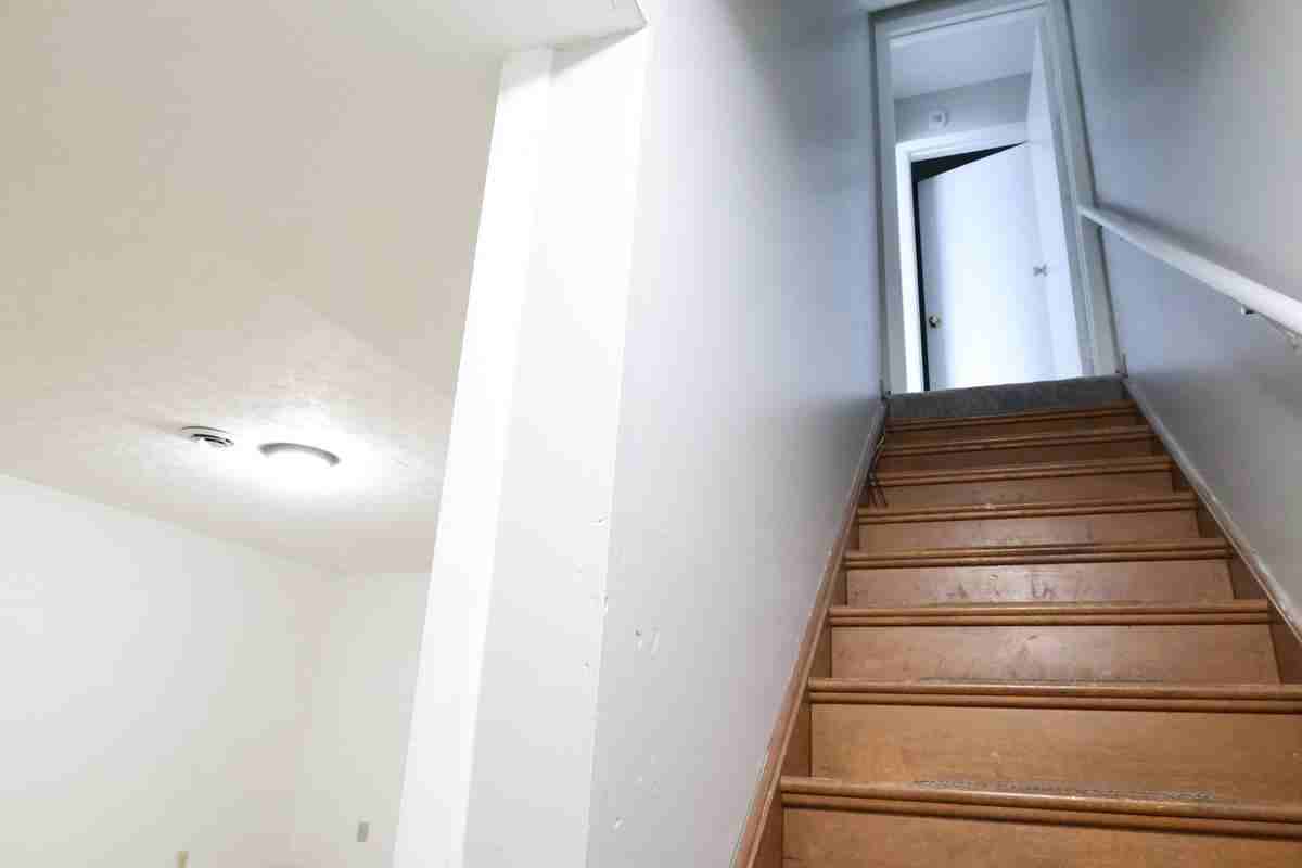 749 N Maple St - Photo 6 of 37