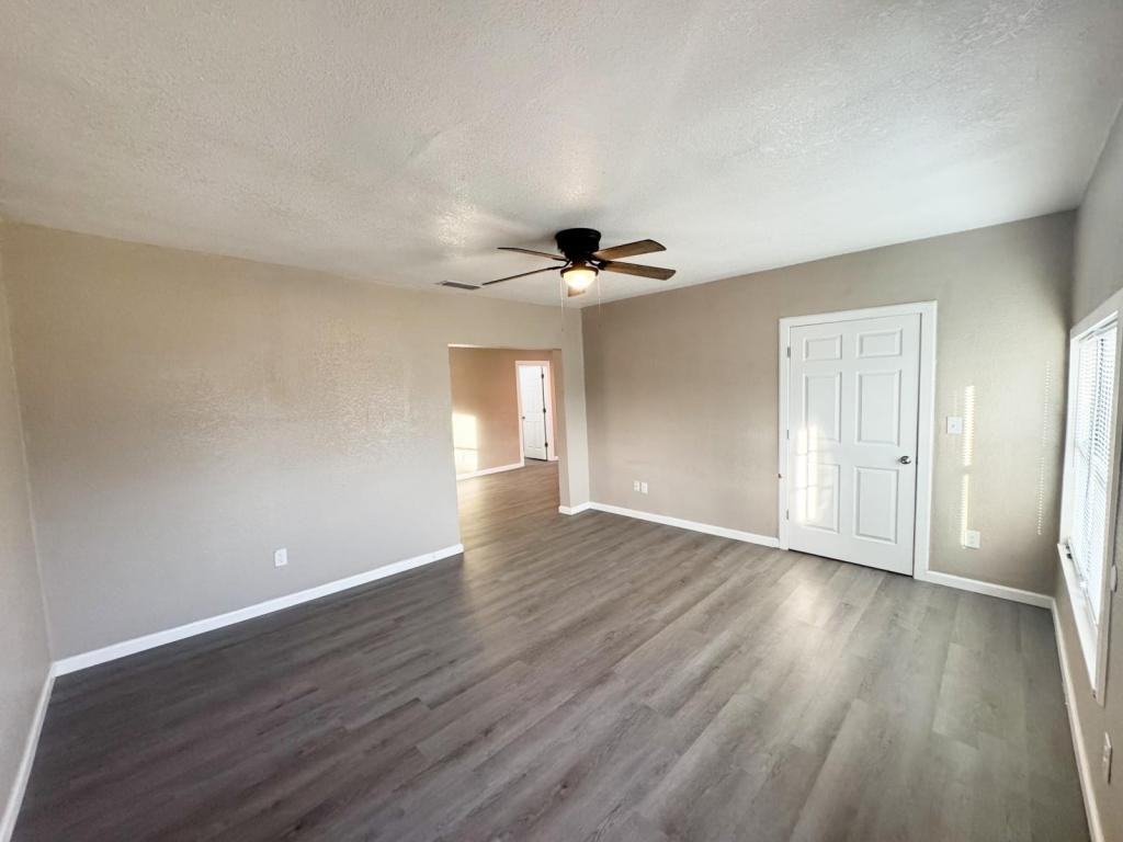 1816 Collins Ave - Photo 2 of 17