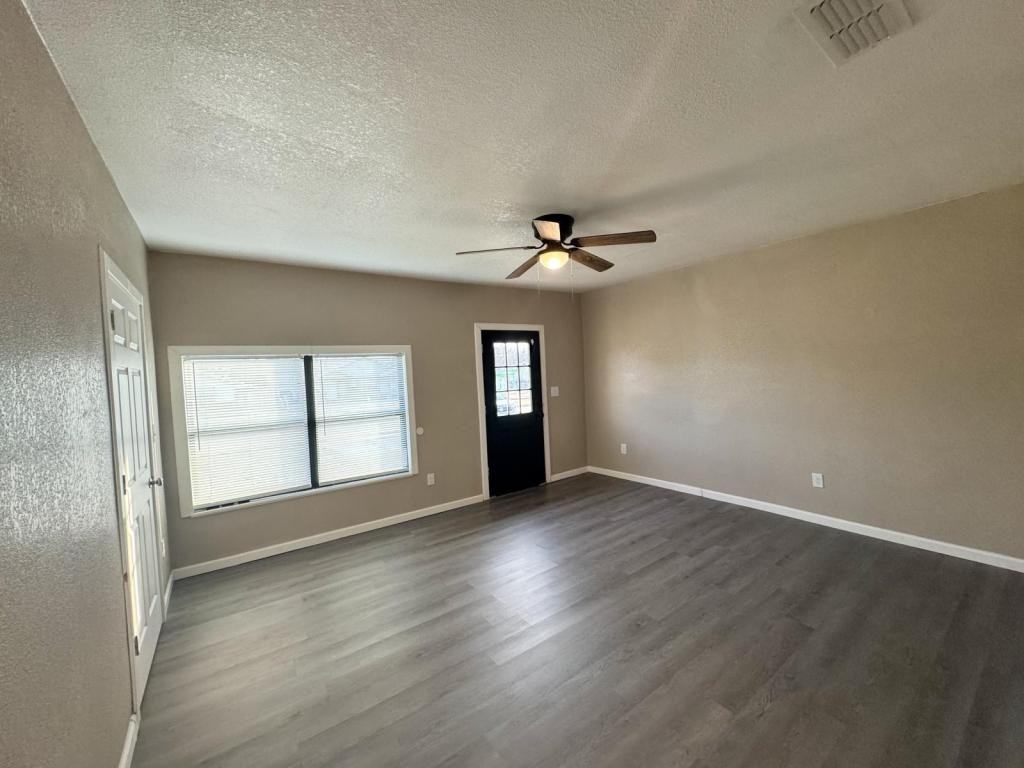 1816 Collins Ave - Photo 3 of 17