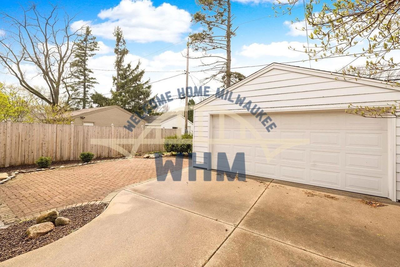 5249 N Shoreland Ave - Photo 2 of 10