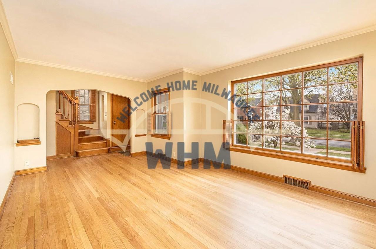 5249 N Shoreland Ave - Photo 3 of 10