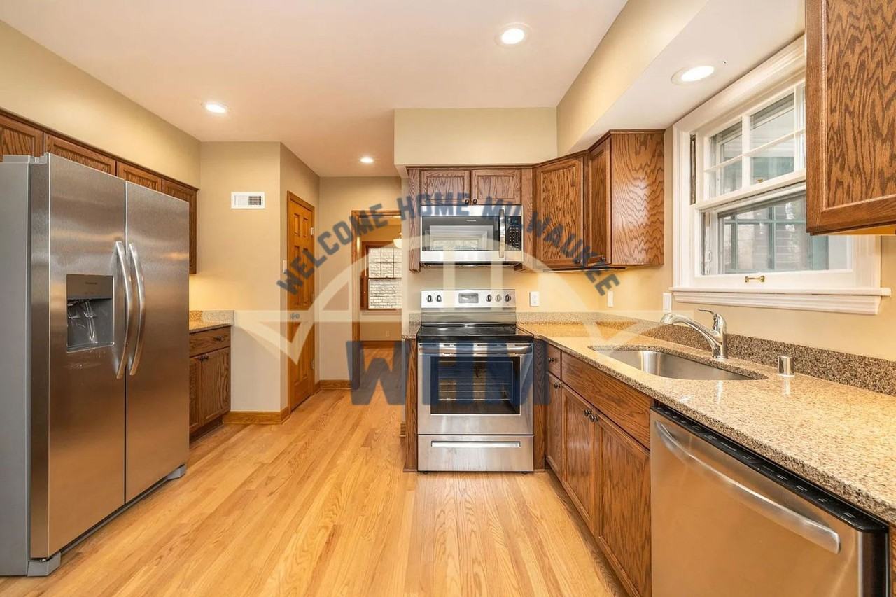 5249 N Shoreland Ave - Photo 5 of 10