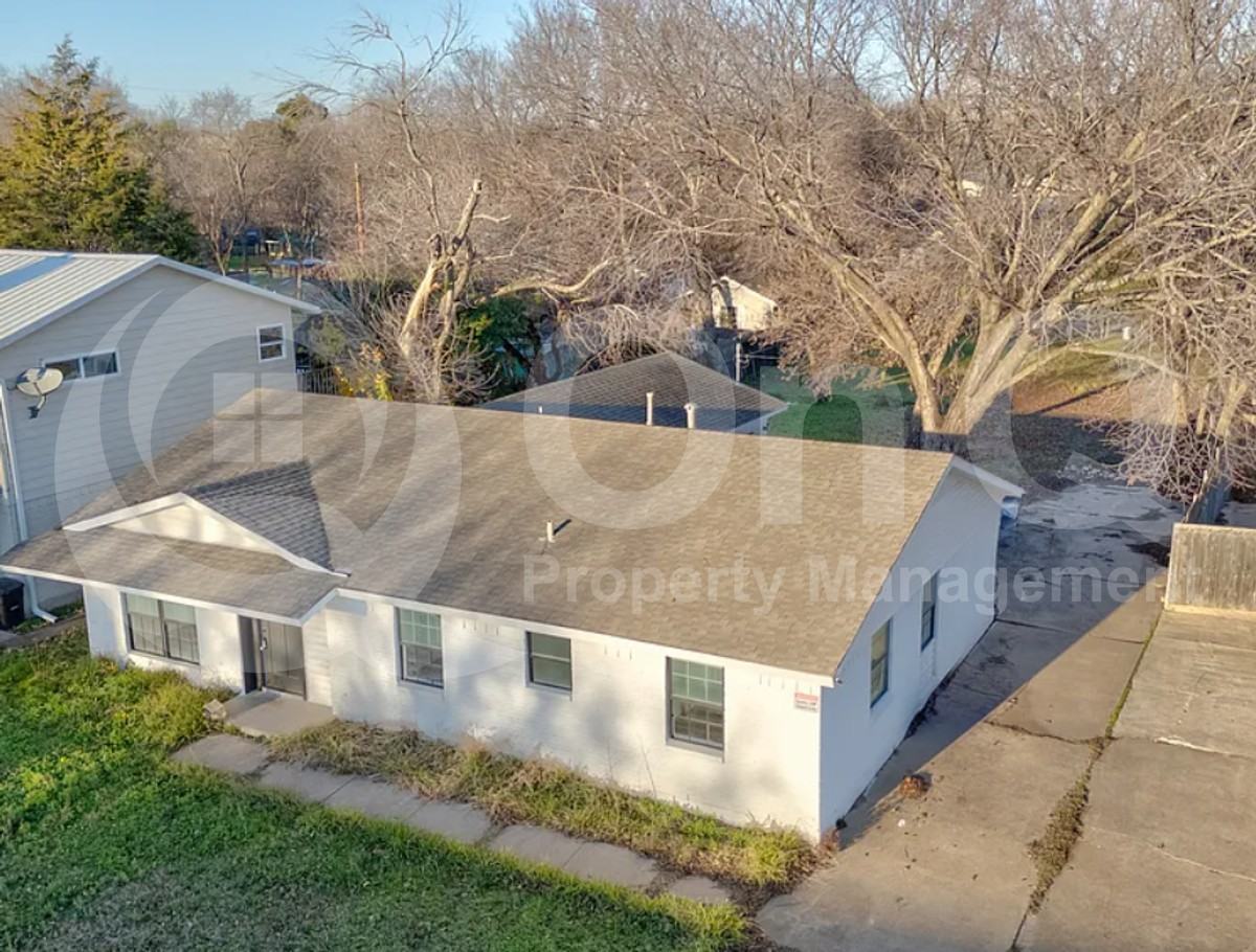 4320 Live Oak Dr - Photo 2 of 3