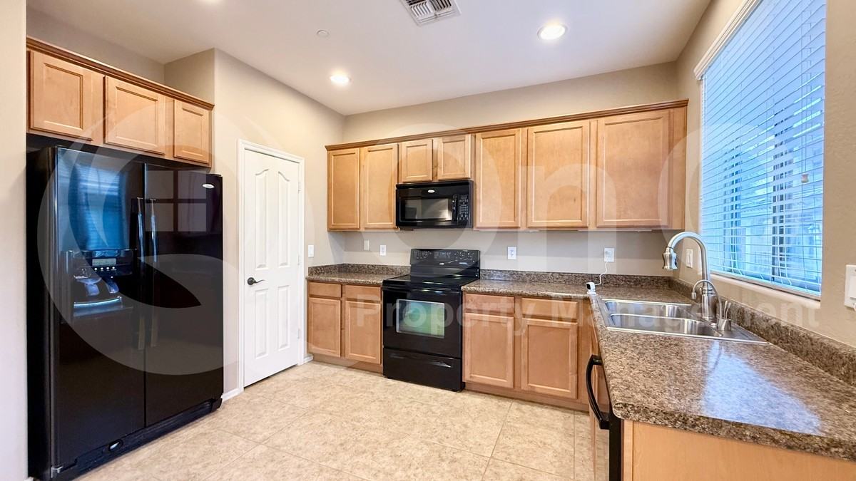 2472 E Vermont Dr - Photo 3 of 18