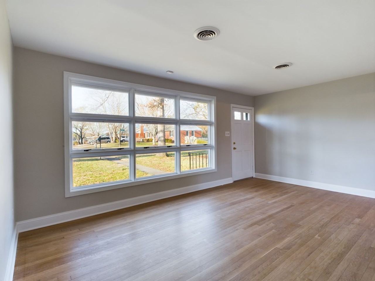 9506 Overhill Rd - Photo 6 of 37