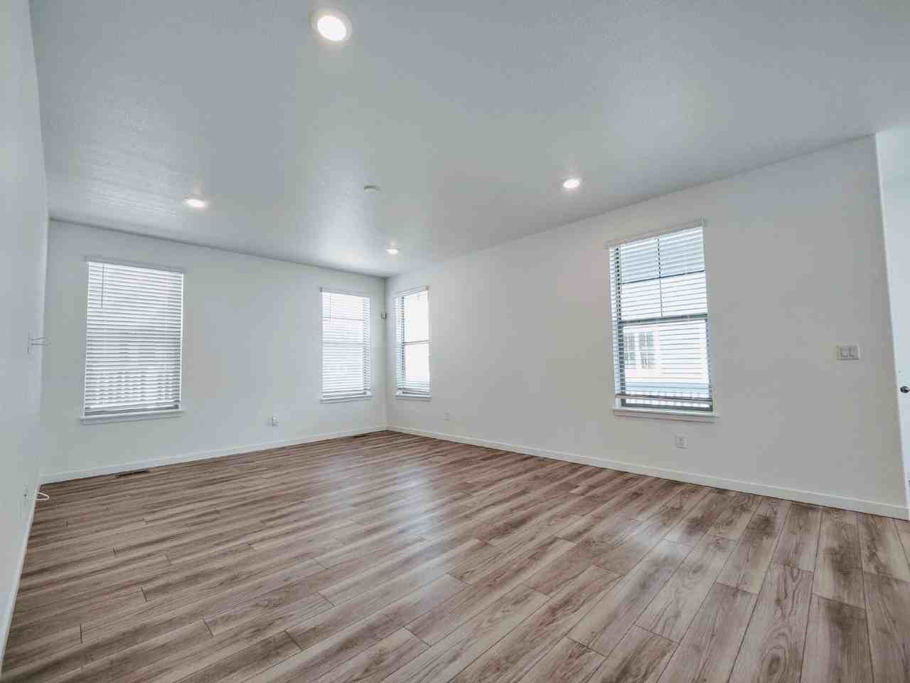 8431 Rush Creek Ave - Photo 7 of 31