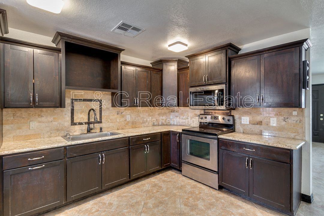 1320 W 6th St - Photo 6 of 19