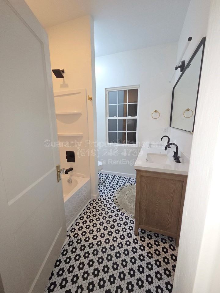 907 Hines St W - Photo 4 of 10