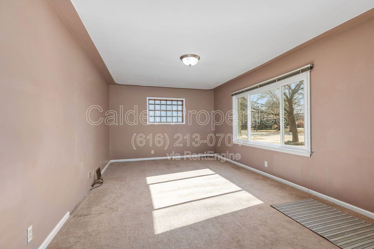 1115 Lake Michigan Dr Nw - Photo 2 of 20