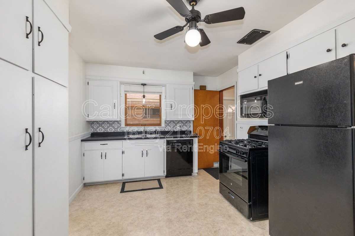 1115 Lake Michigan Dr Nw - Photo 4 of 20