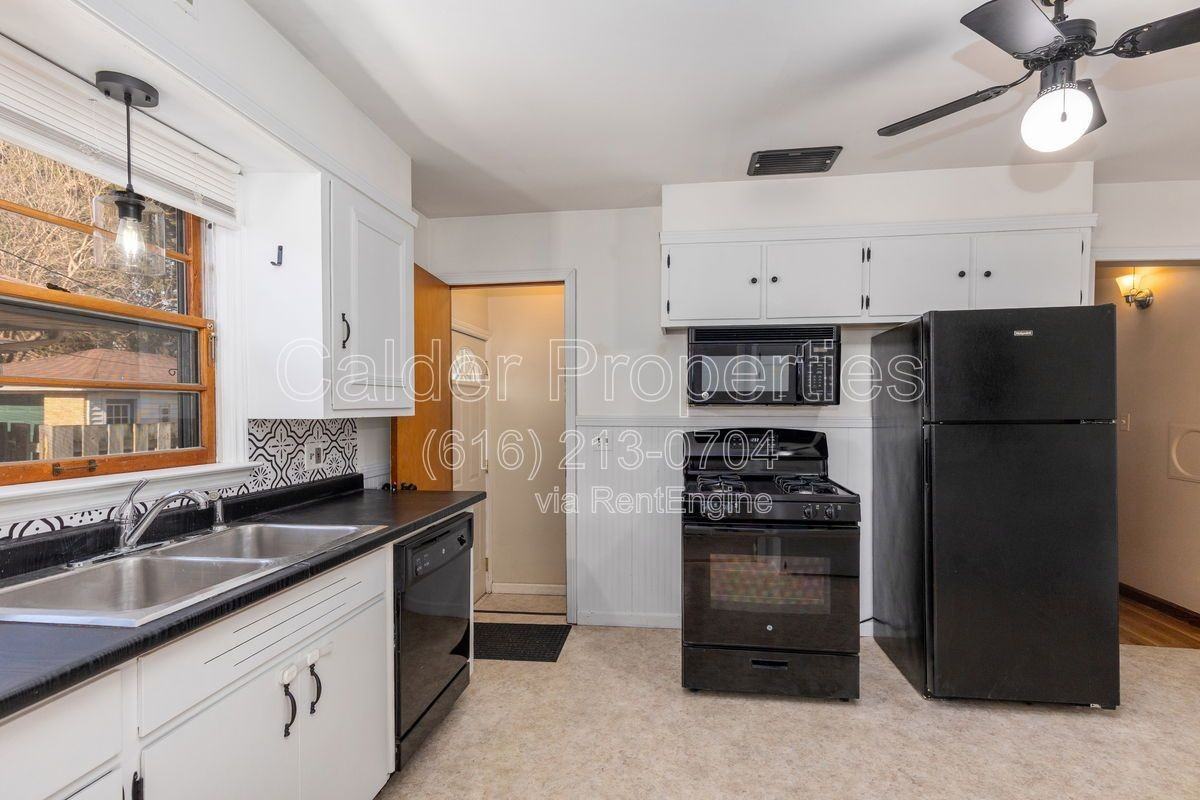 1115 Lake Michigan Dr Nw - Photo 5 of 20