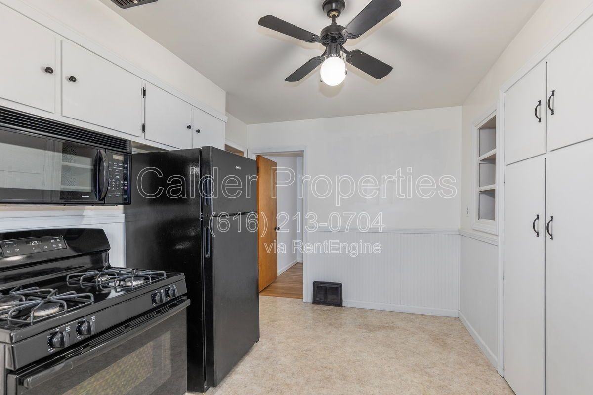 1115 Lake Michigan Dr Nw - Photo 6 of 20