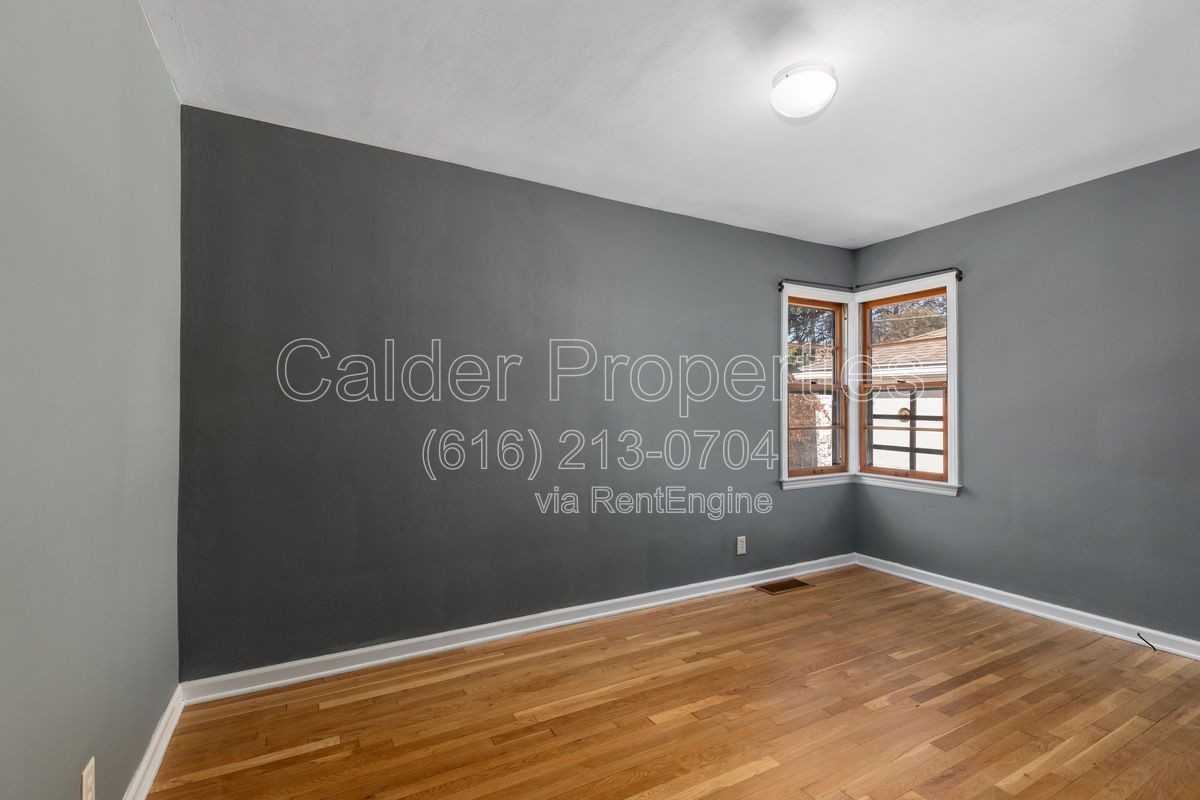 1115 Lake Michigan Dr Nw - Photo 7 of 20