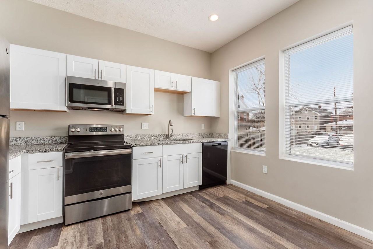 1363 Summit St - Photo 3 of 26