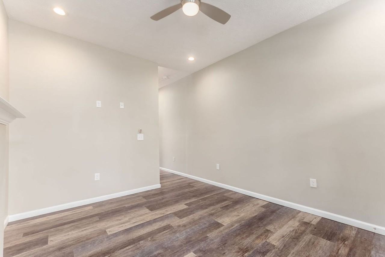 1363 Summit St - Photo 5 of 26