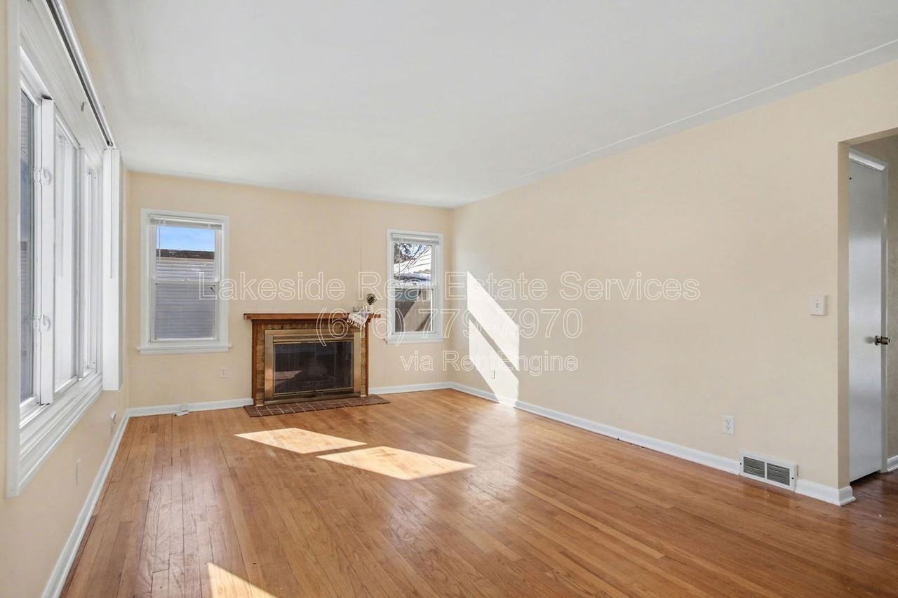 1421 Ball Ave Ne - Photo 4 of 27