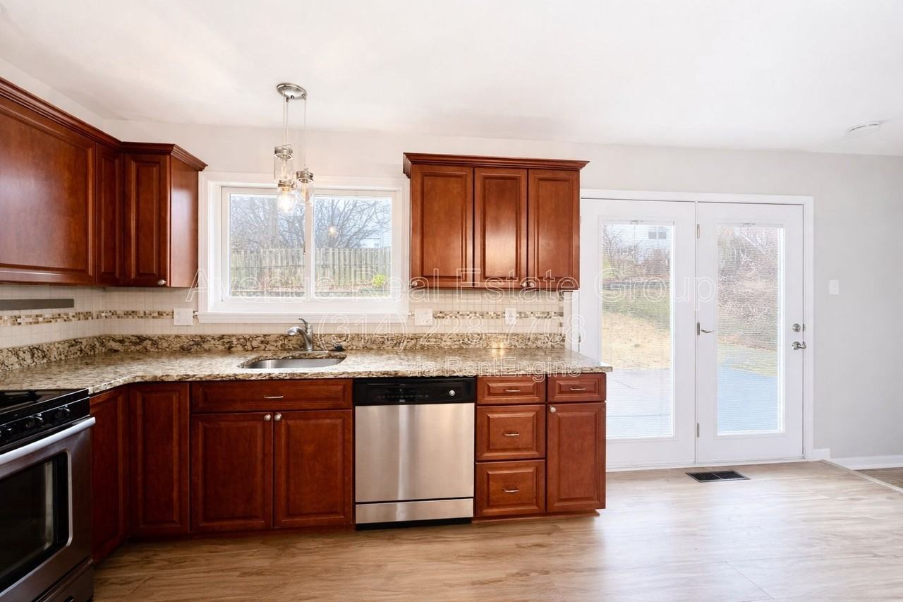 1715 Dover Trace Dr - Photo 5 of 16