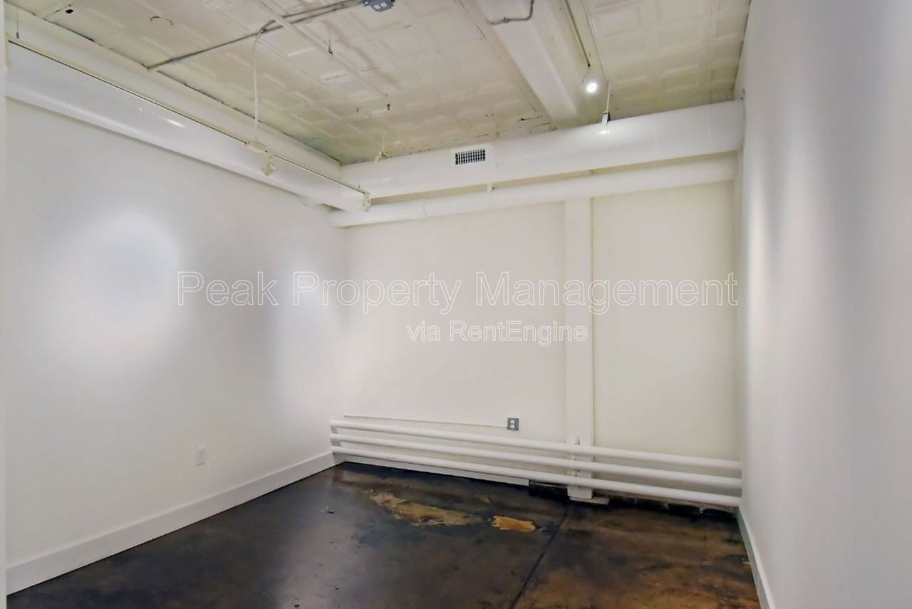 132 N Sycamore St #8 - Photo 3 of 4