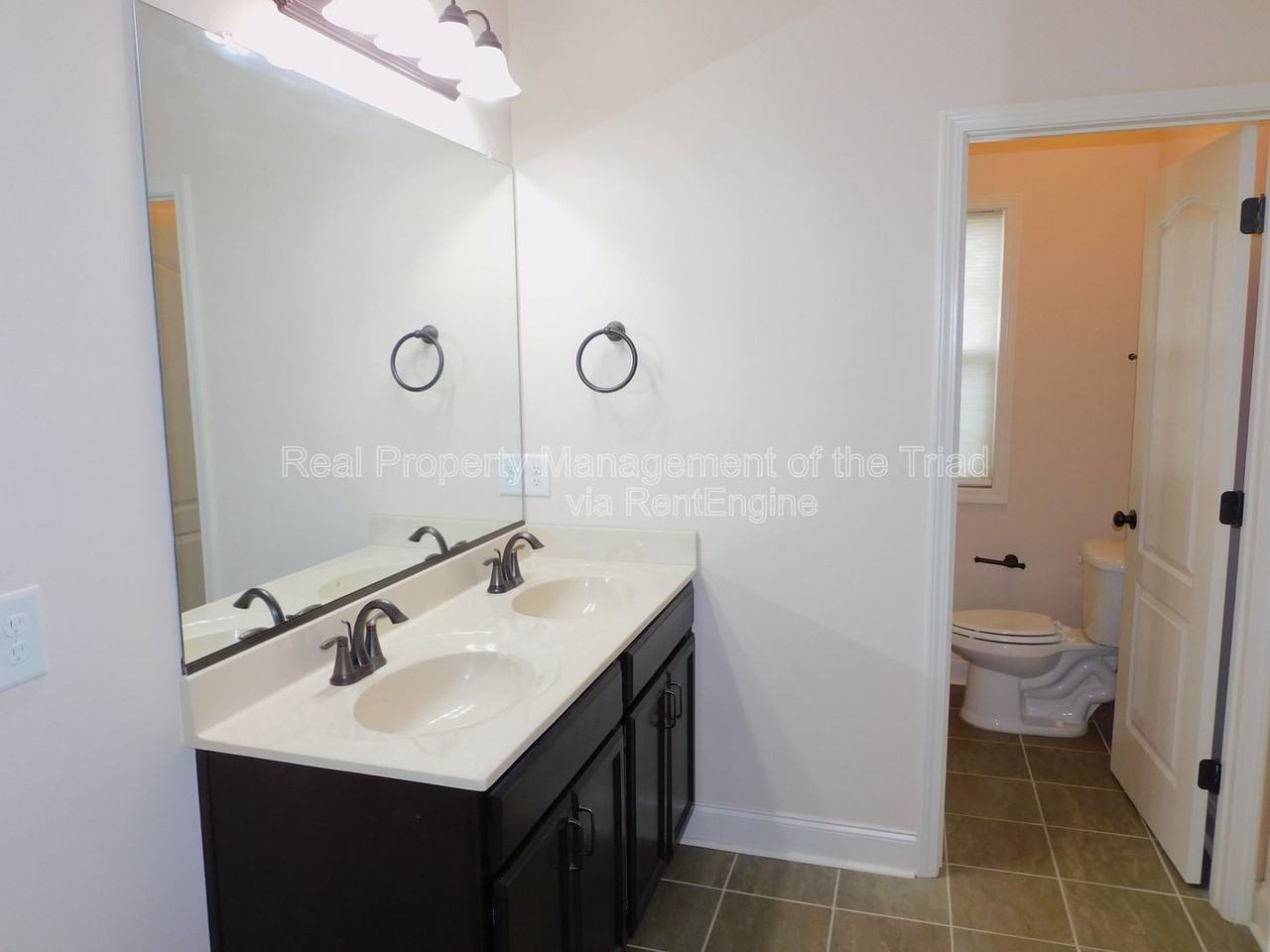 4517 Gunnersbury Ln - Photo 6 of 38