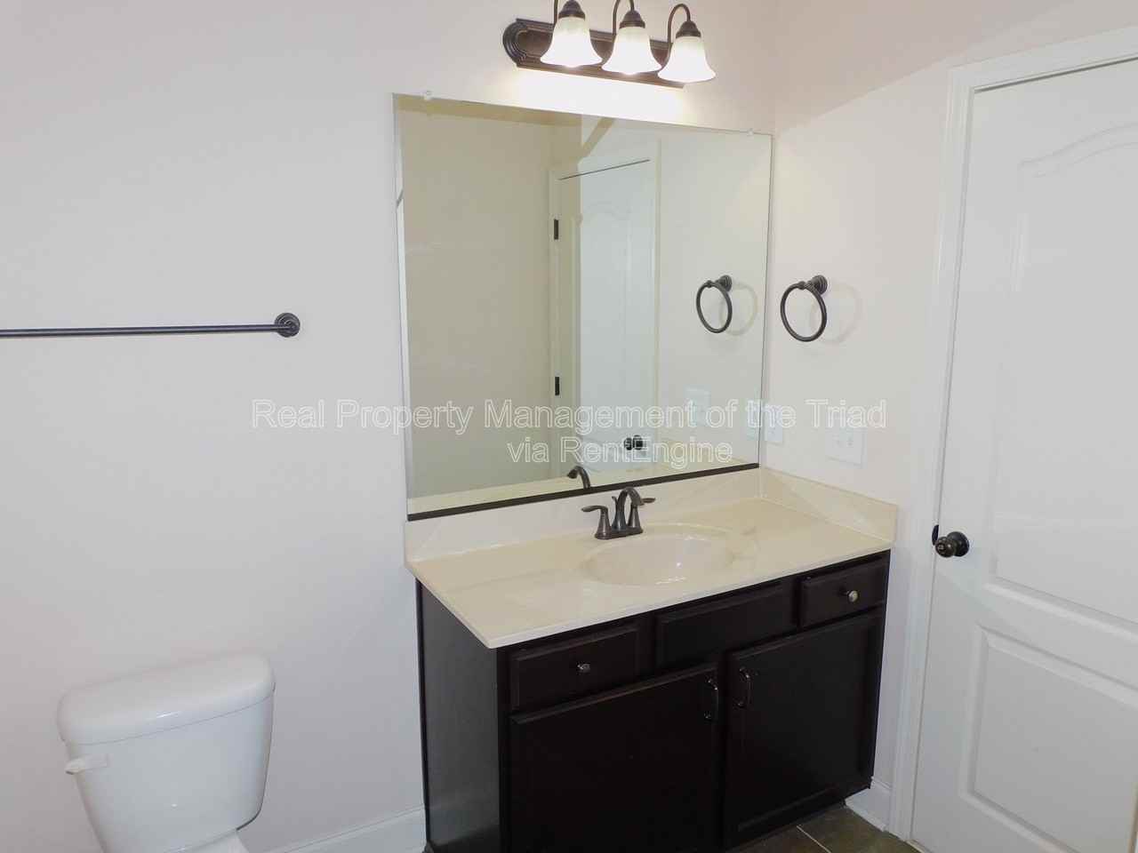 4517 Gunnersbury Ln - Photo 7 of 38