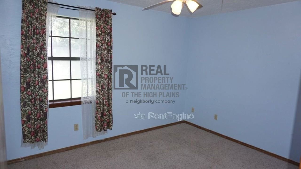 5301 Capulin Ln - Photo 6 of 9