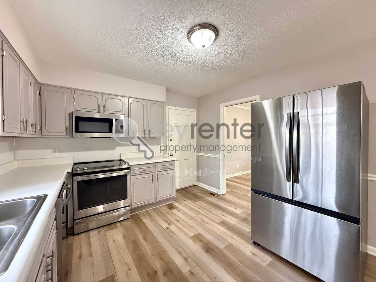 4627 Hillmont Ln - Photo 7 of 23